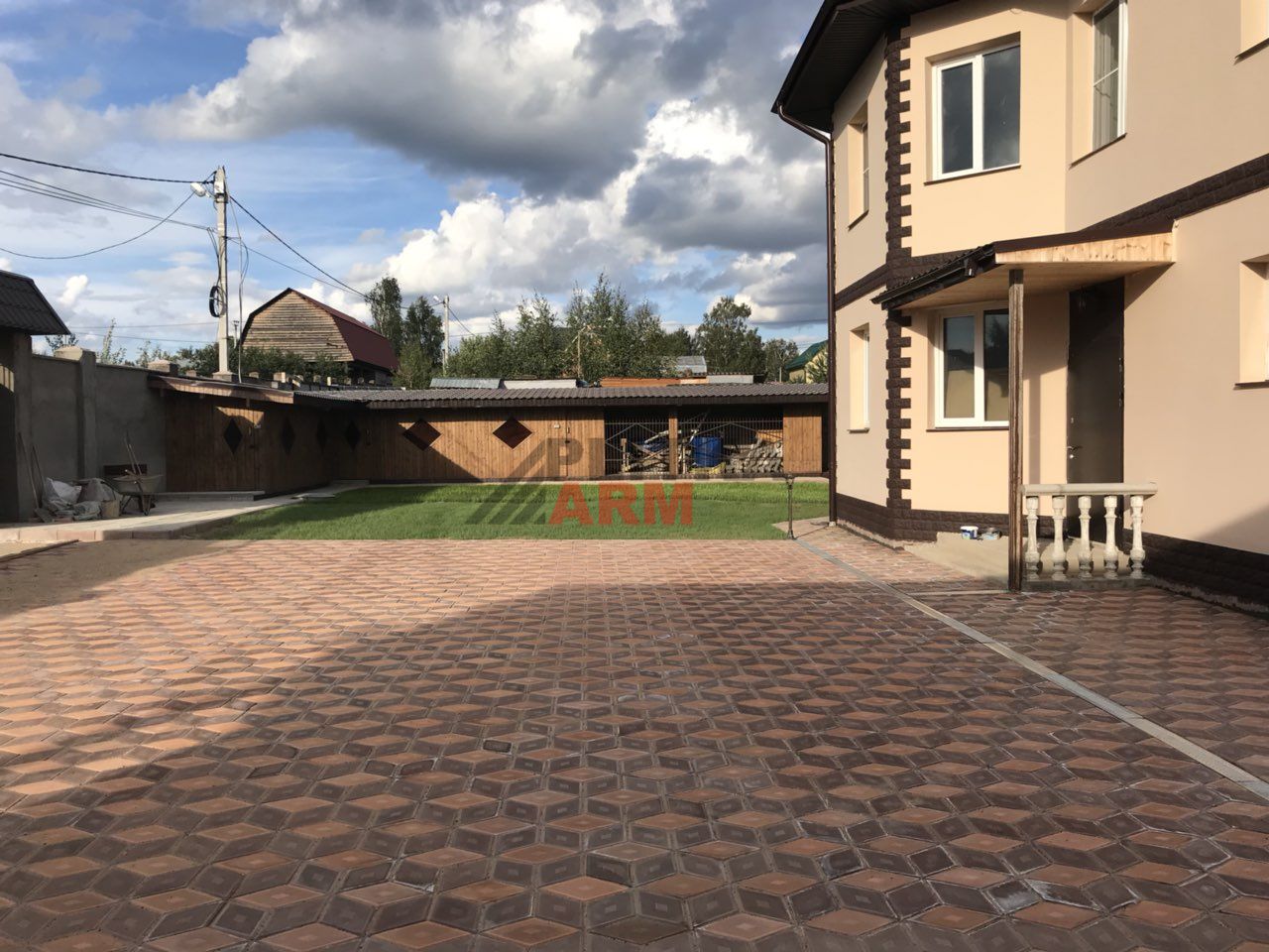тротуарная плитка во дворе частного дома фотo и цена
